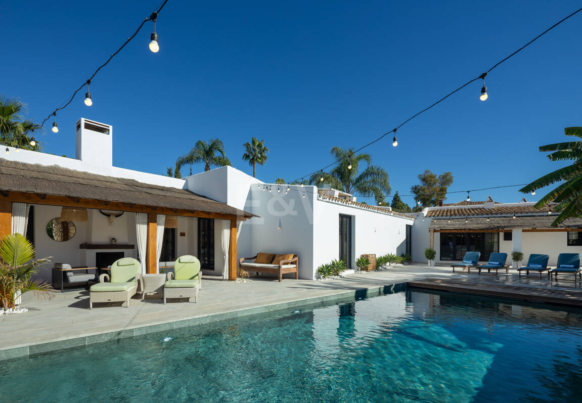 Golf-Side Villa mit ibizenkischem Charme und privater Gästewohnung