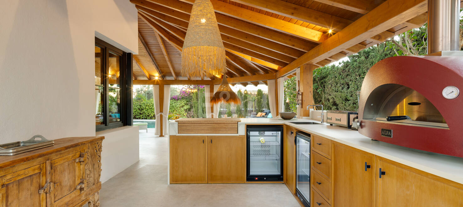 Villa Golf-Side con Encanto Ibicenco y Alojamiento Privado para Invitados