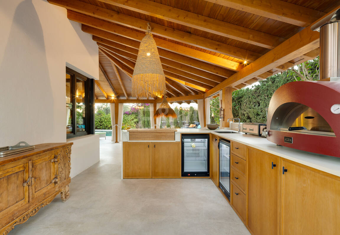 Golf-Side Villa mit ibizenkischem Charme und privater Gästewohnung