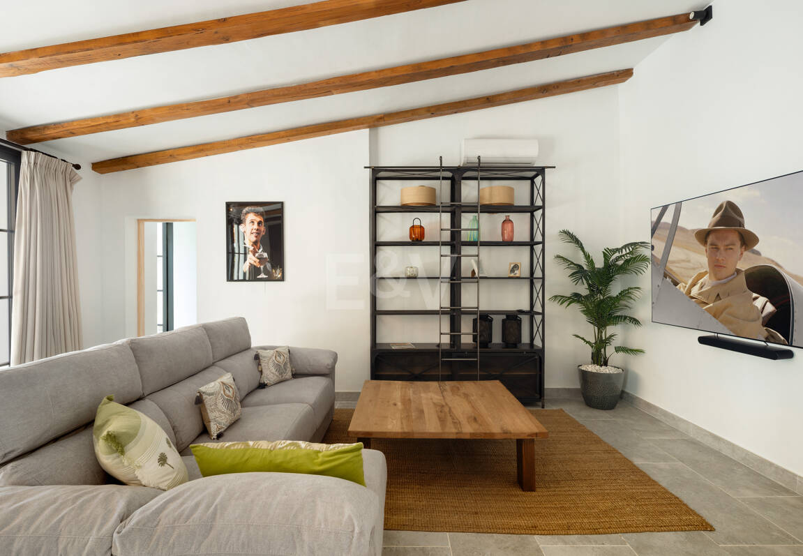 Golf-Side Villa mit ibizenkischem Charme und privater Gästewohnung