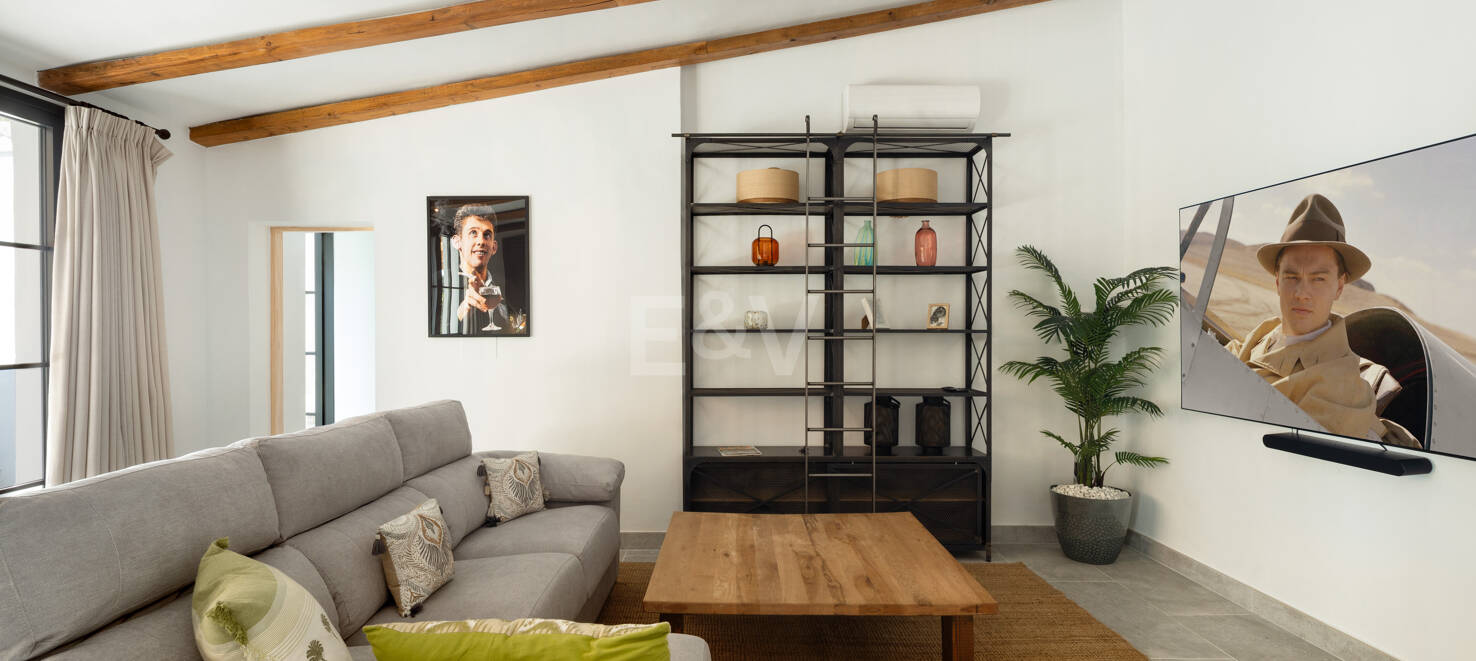 Villa Golf-Side con Encanto Ibicenco y Alojamiento Privado para Invitados