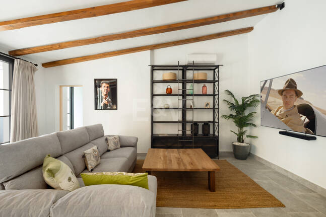 Golf-Side Villa mit ibizenkischem Charme und privater Gästewohnung