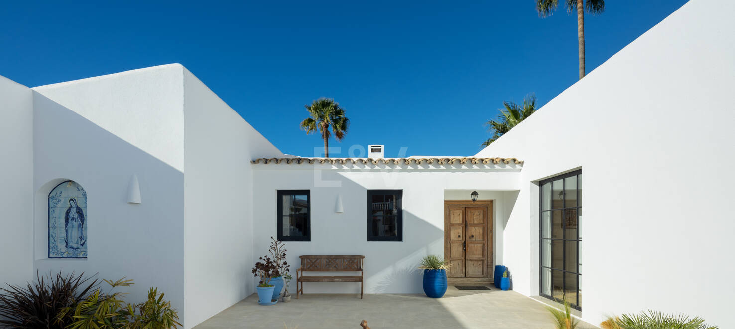 Villa Golf-Side con Encanto Ibicenco y Alojamiento Privado para Invitados