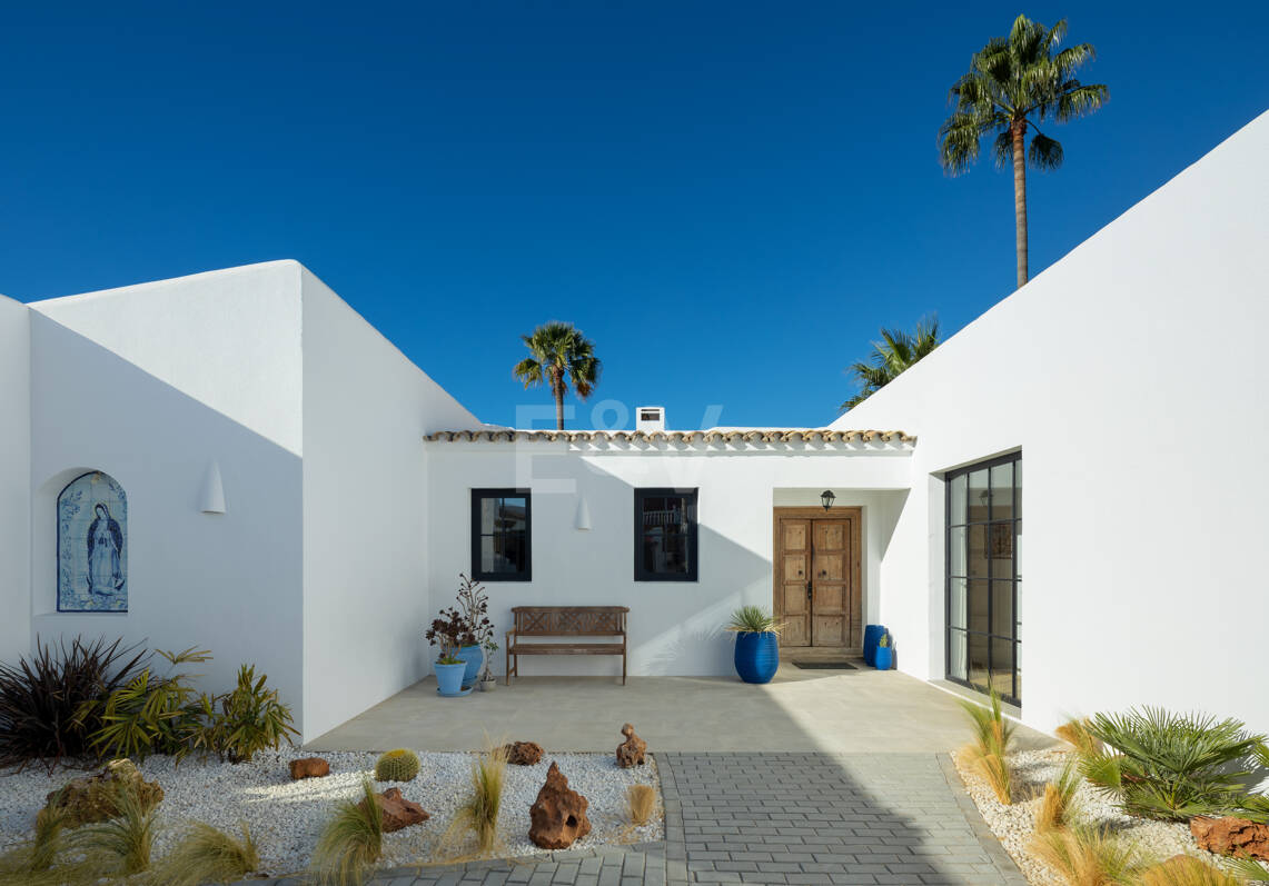 Golf-Side Villa with Ibiza Charm and Private Guest Accommodation