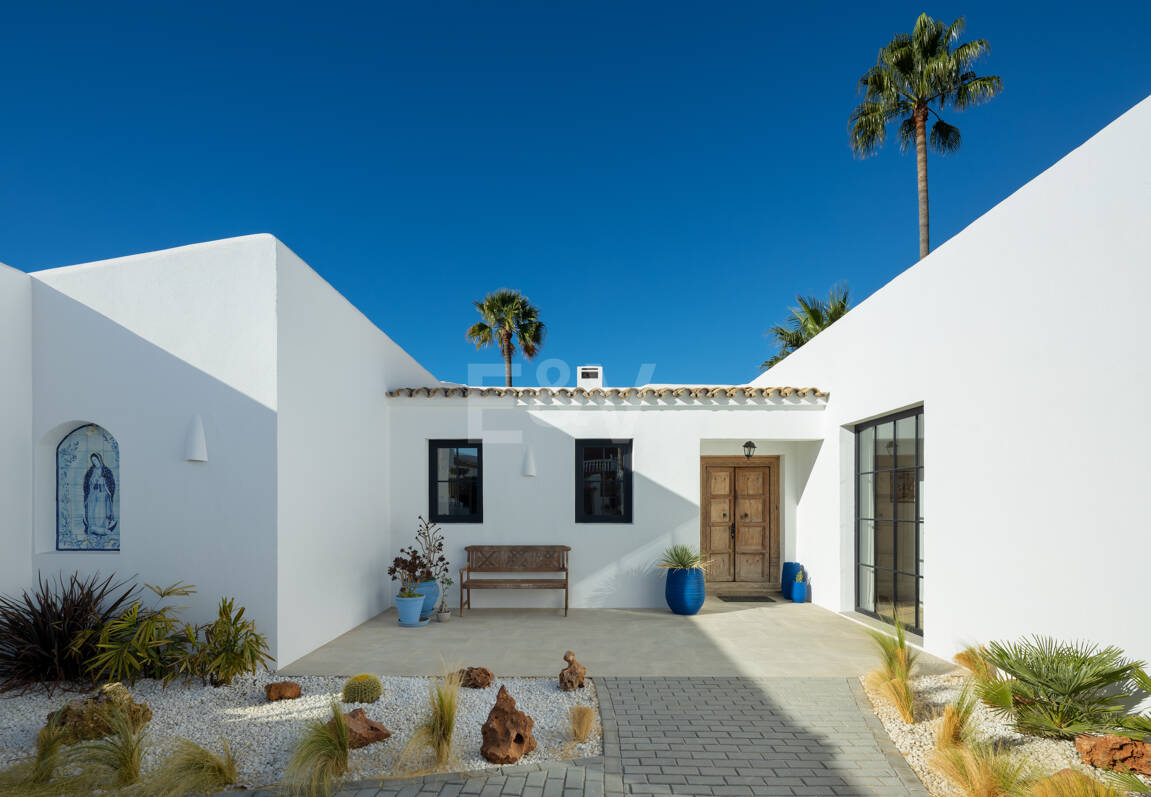 Golf-Side Villa mit ibizenkischem Charme und privater Gästewohnung