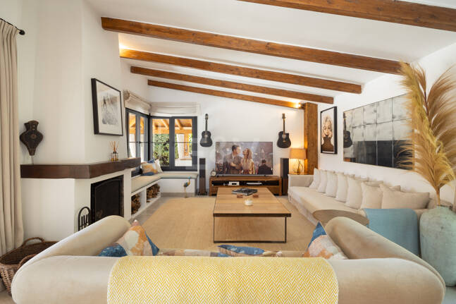 Golf-Side Villa mit ibizenkischem Charme und privater Gästewohnung