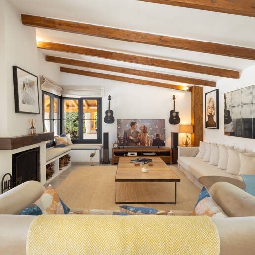 Villa Golf-Side con Encanto Ibicenco y Alojamiento Privado para Invitados