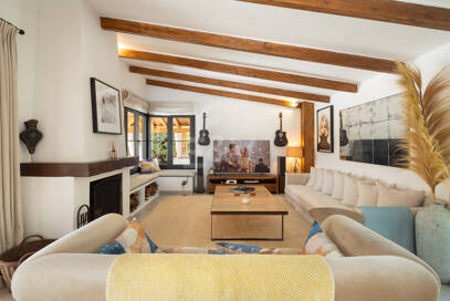 Golf-Side Villa mit ibizenkischem Charme und privater Gästewohnung