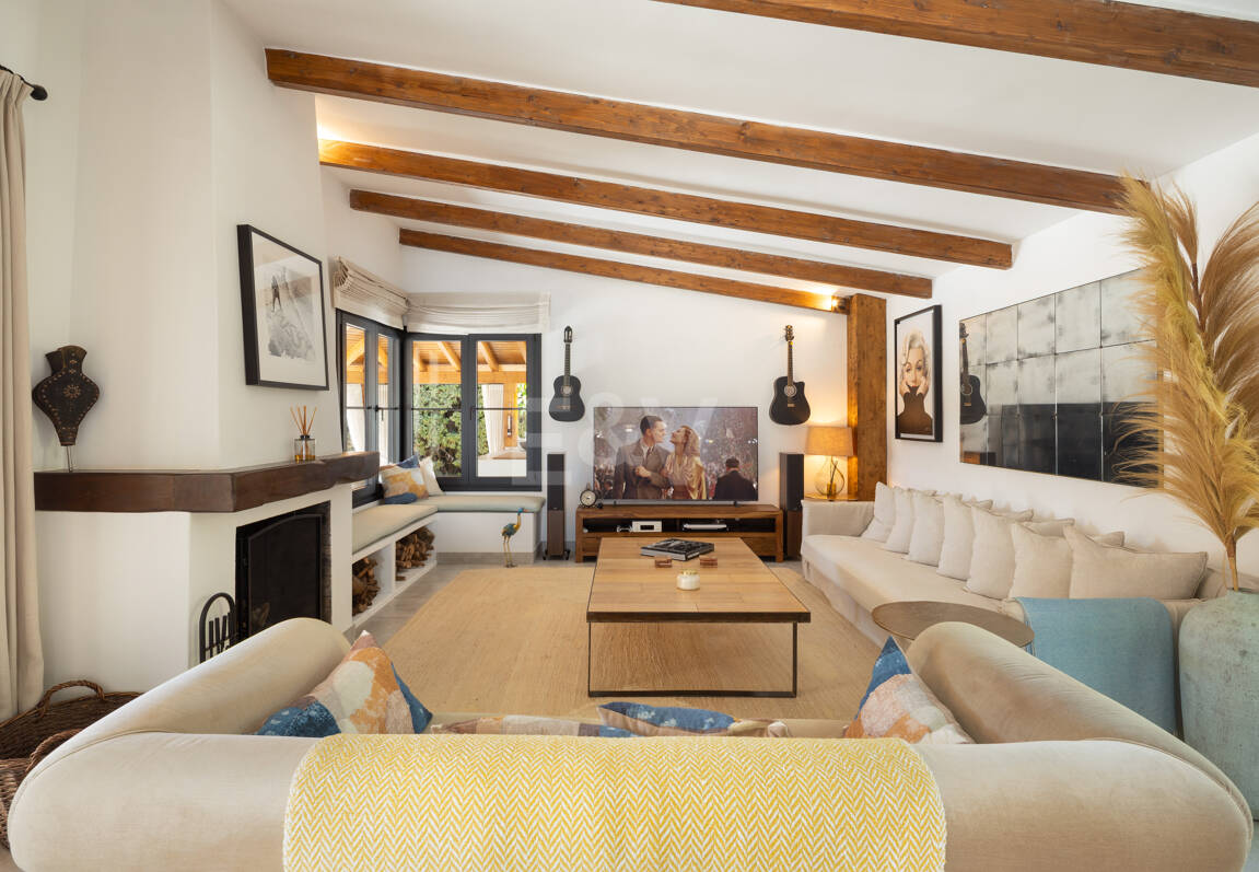 Golf-Side Villa mit ibizenkischem Charme und privater Gästewohnung