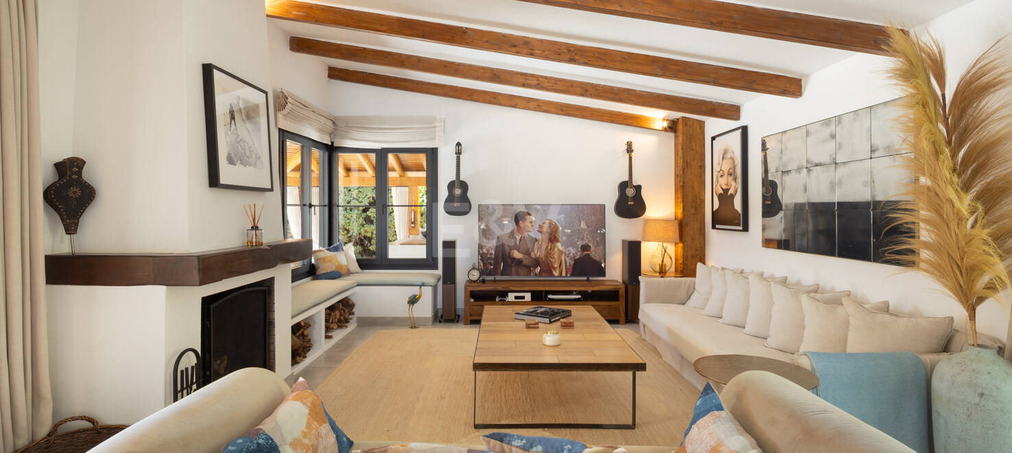 Villa Golf-Side con Encanto Ibicenco y Alojamiento Privado para Invitados