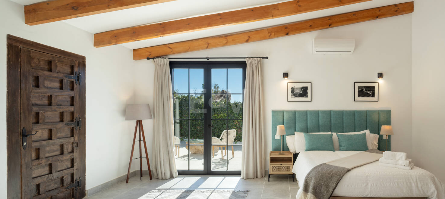 Villa Golf-Side con Encanto Ibicenco y Alojamiento Privado para Invitados