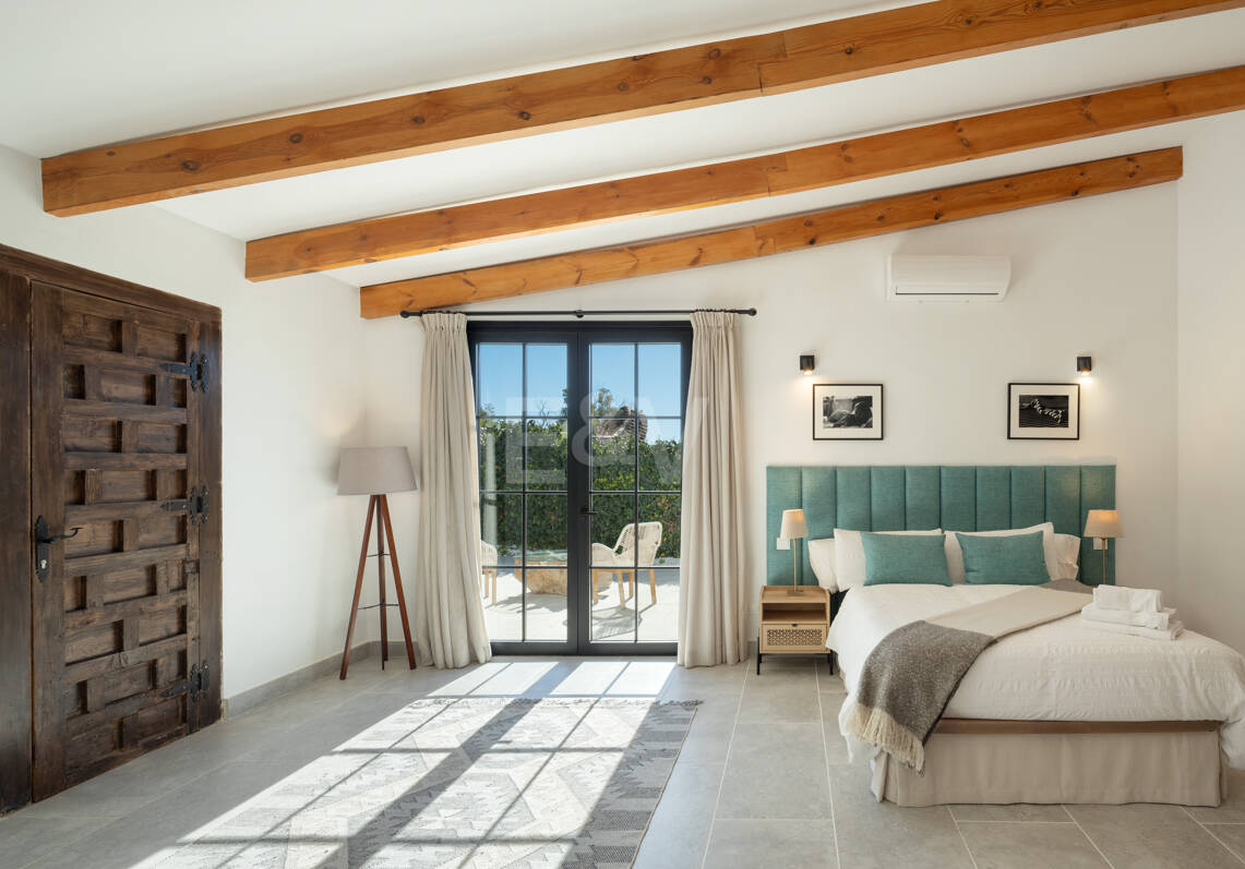 Golf-Side Villa with Ibiza Charm and Private Guest Accommodation