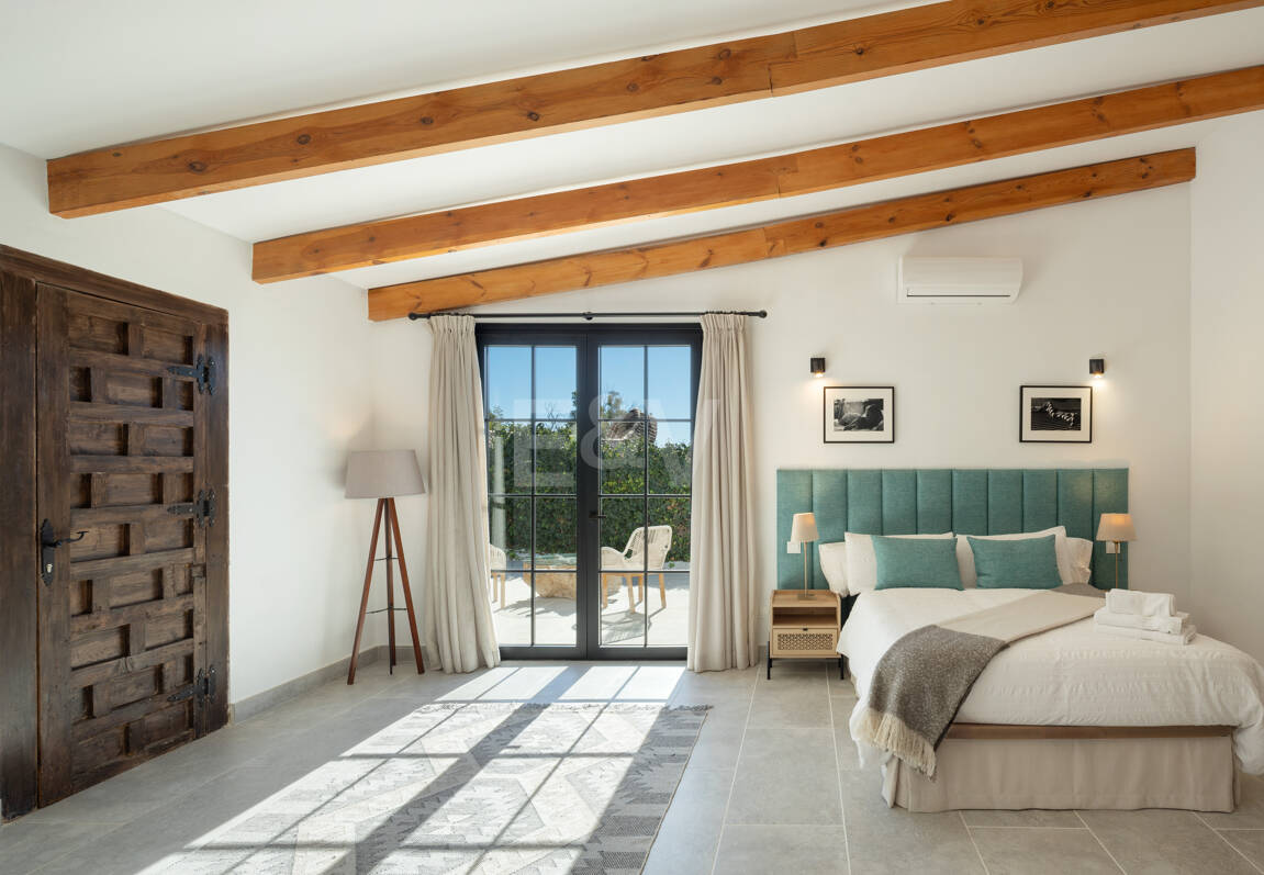 Golf-Side Villa mit ibizenkischem Charme und privater Gästewohnung