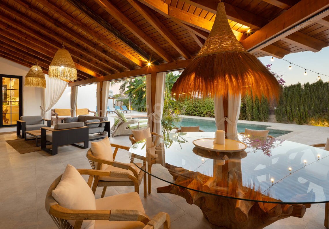 Golf-Side Villa with Ibiza Charm and Private Guest Accommodation