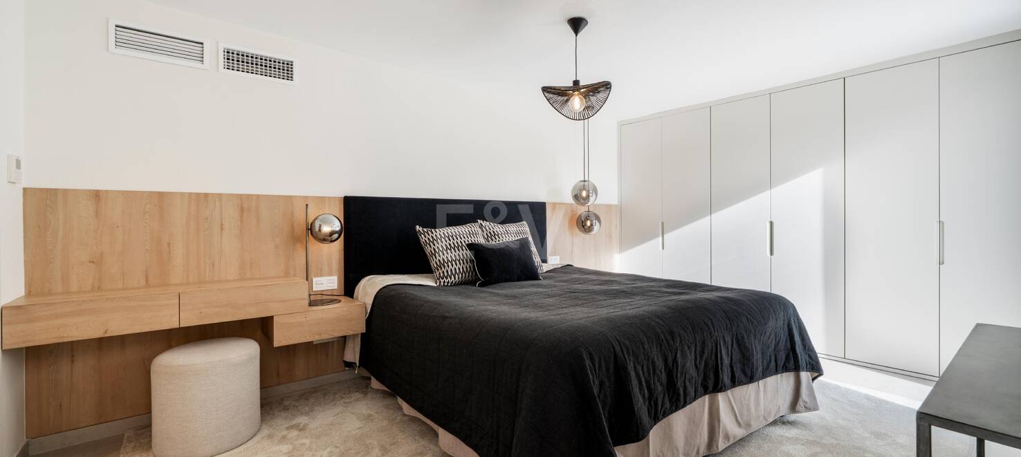 Sophisticated Villa Offering Seamless Indoor-Outdoor Living and Tranquil Garden