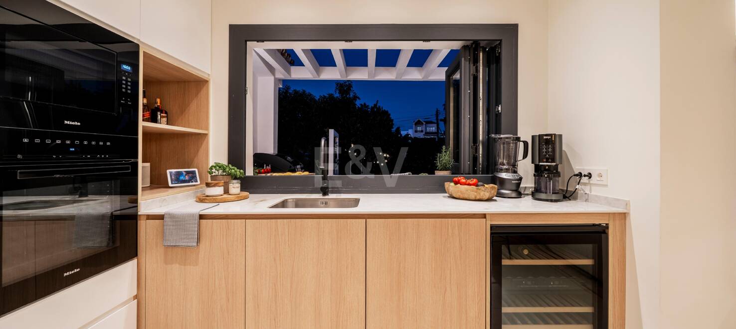 Sophisticated Villa Offering Seamless Indoor-Outdoor Living and Tranquil Garden