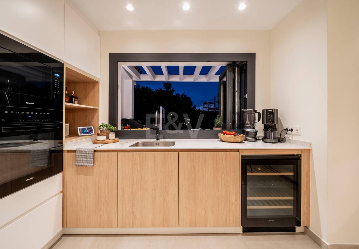 Wyrafinowana willa oferuje bezszwowe indoor- Outdoor Living i spokojny ogród