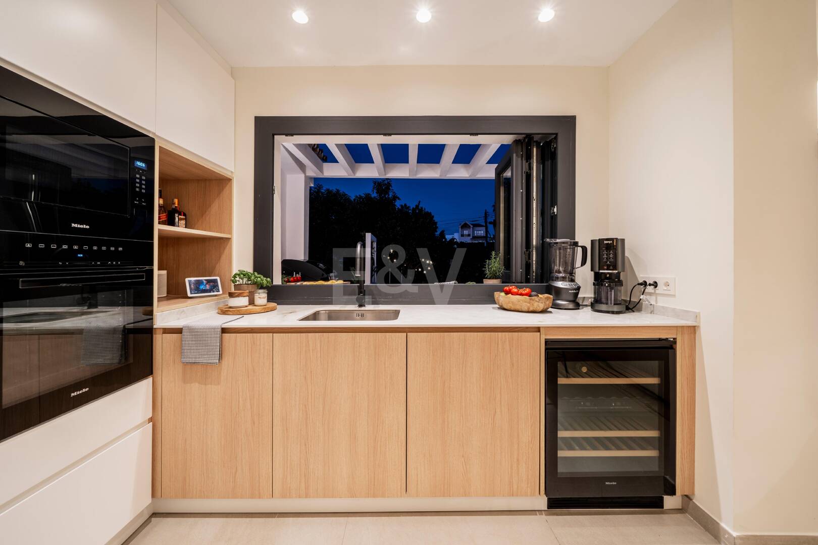 Wyrafinowana willa oferuje bezszwowe indoor- Outdoor Living i spokojny ogród