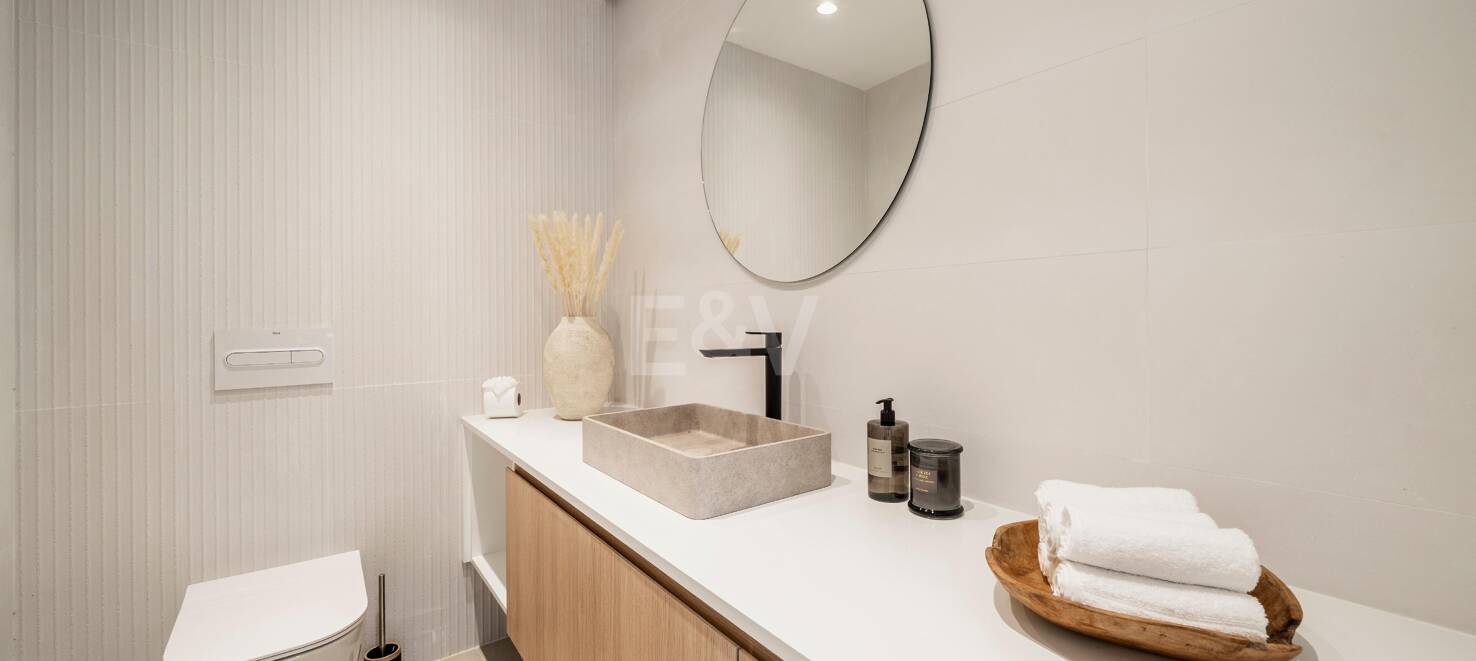 Sophisticated Villa Offering Seamless Indoor-Outdoor Living and Tranquil Garden