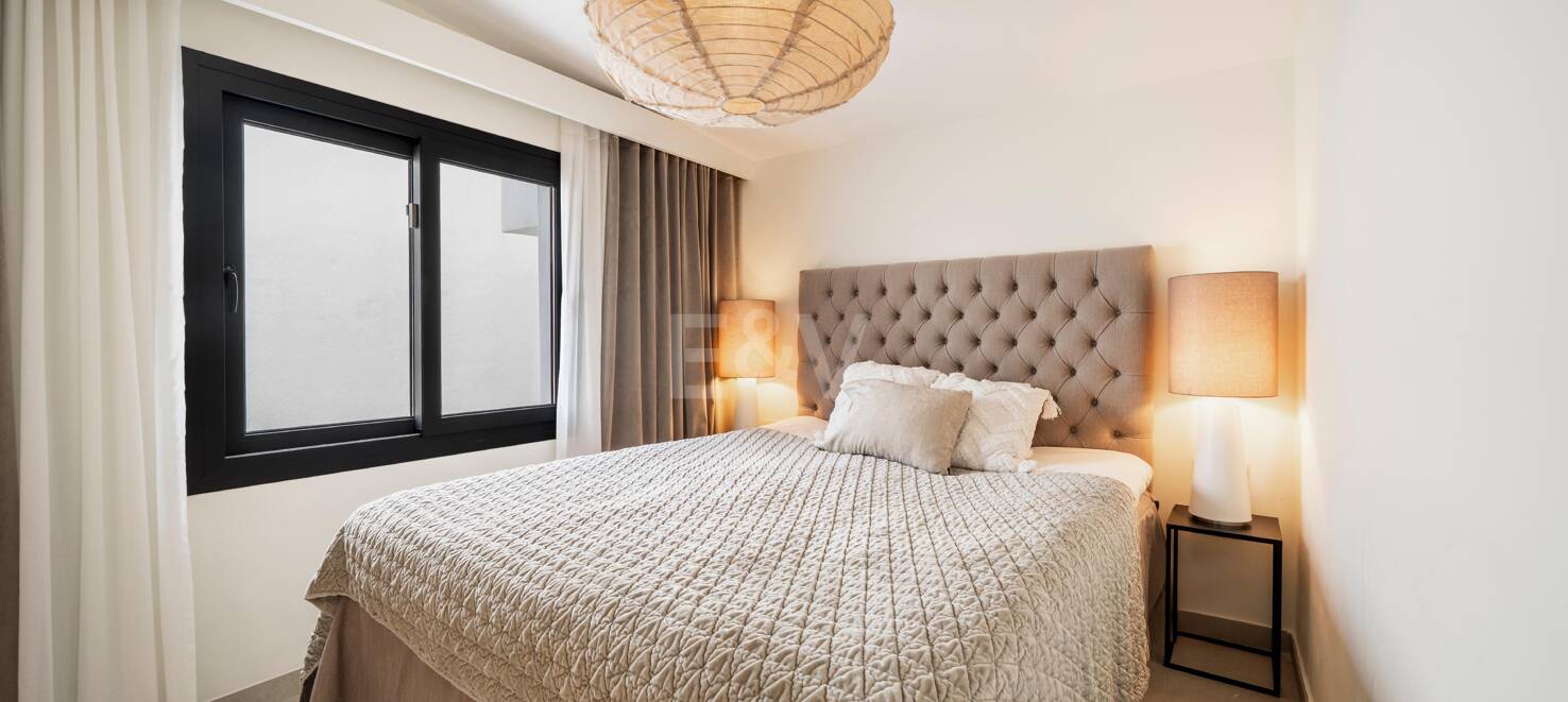 Sophisticated Villa Offering Seamless Indoor-Outdoor Living and Tranquil Garden