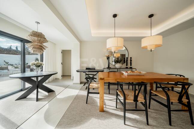 Wyrafinowana willa oferuje bezszwowe indoor- Outdoor Living i spokojny ogród