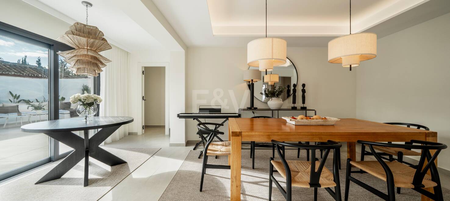 Sophisticated Villa Offering Seamless Indoor-Outdoor Living and Tranquil Garden