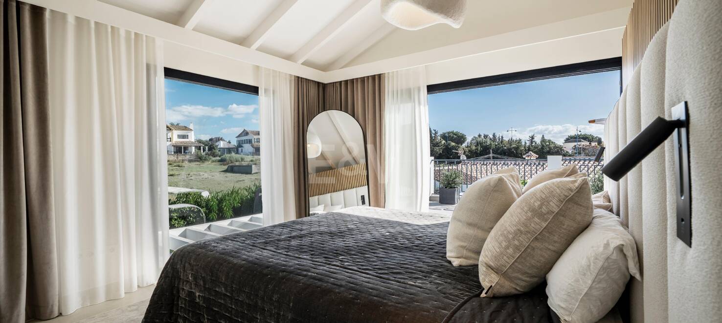 Sophisticated Villa Offering Seamless Indoor-Outdoor Living and Tranquil Garden