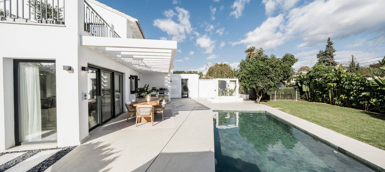 Sophisticated Villa Offering Seamless Indoor-Outdoor Living and Tranquil Garden