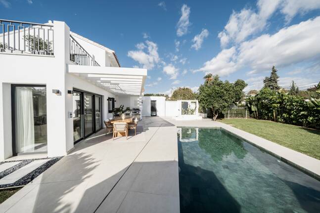Wyrafinowana willa oferuje bezszwowe indoor- Outdoor Living i spokojny ogród