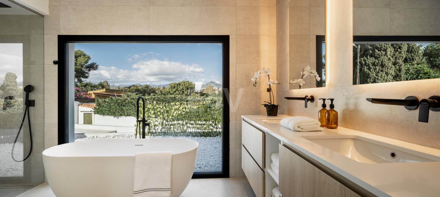 Sophisticated Villa Offering Seamless Indoor-Outdoor Living and Tranquil Garden