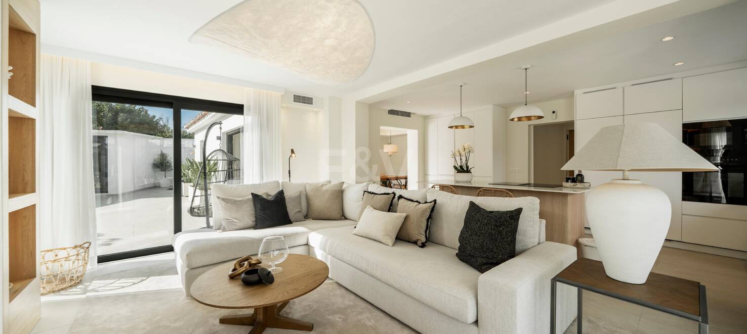 Sophisticated Villa Offering Seamless Indoor-Outdoor Living and Tranquil Garden