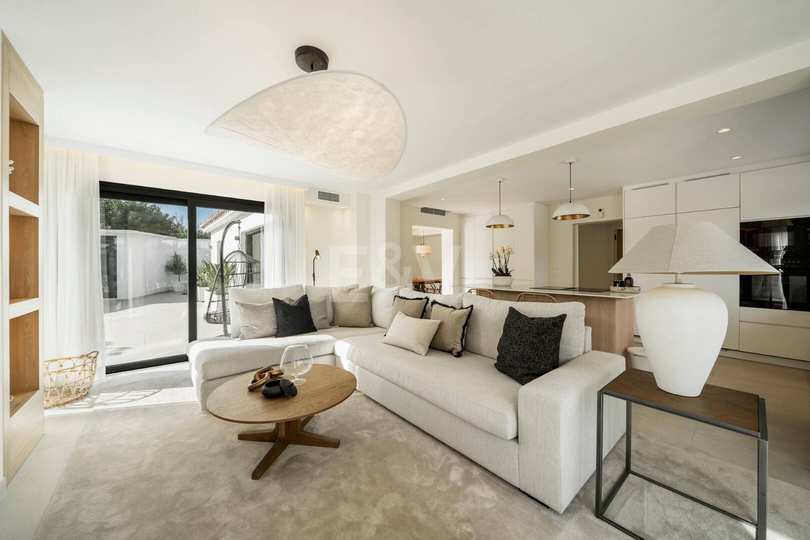 Wyrafinowana willa oferuje bezszwowe indoor- Outdoor Living i spokojny ogród