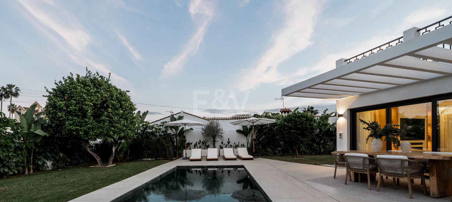 Sophisticated Villa Offering Seamless Indoor-Outdoor Living and Tranquil Garden