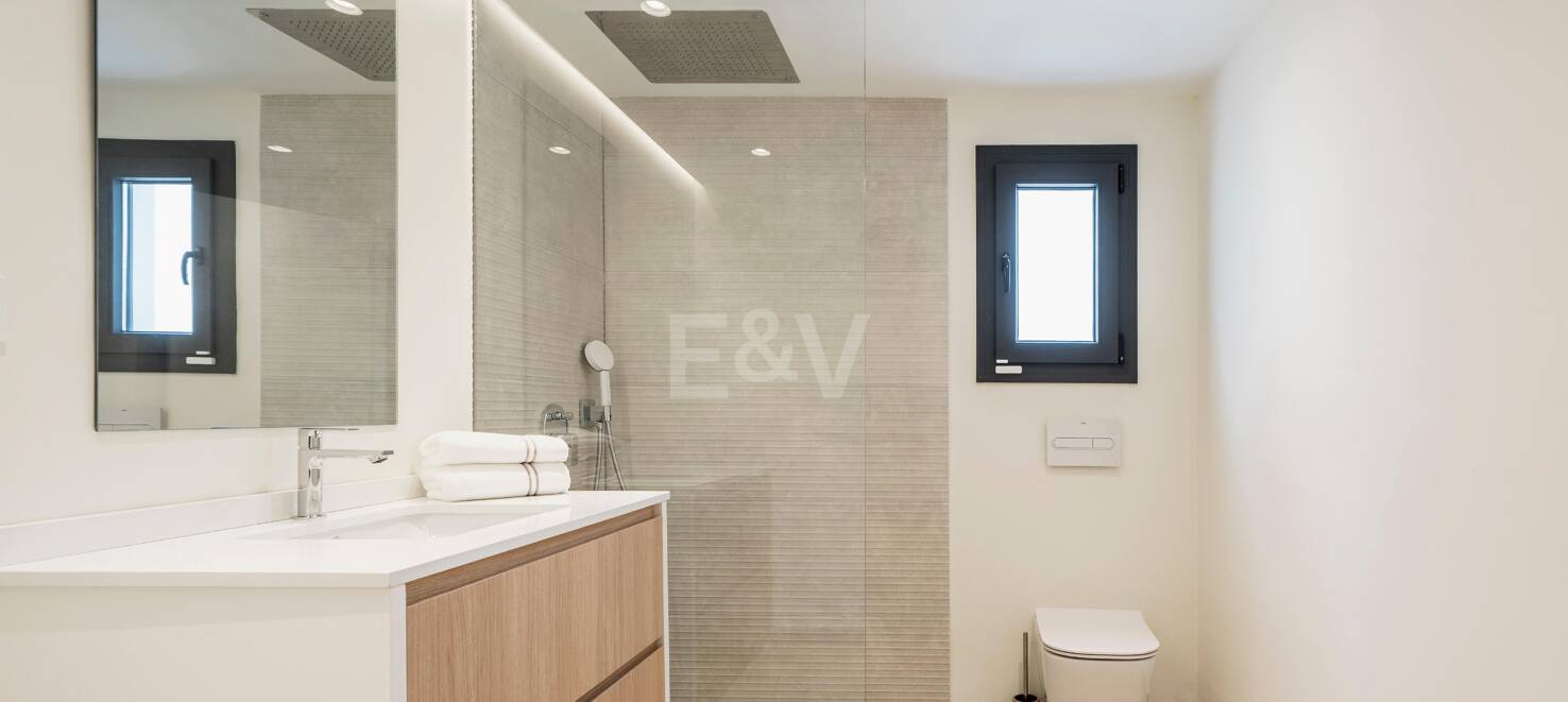 Sophisticated Villa Offering Seamless Indoor-Outdoor Living and Tranquil Garden