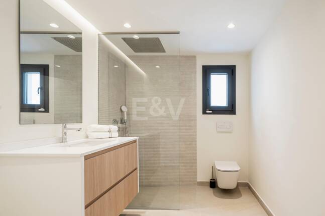 Wyrafinowana willa oferuje bezszwowe indoor- Outdoor Living i spokojny ogród