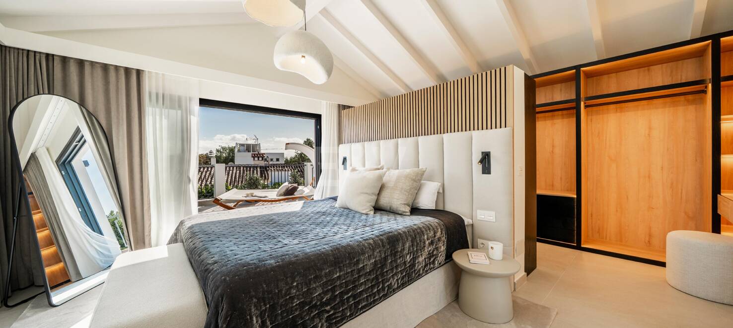 Sophisticated Villa Offering Seamless Indoor-Outdoor Living and Tranquil Garden