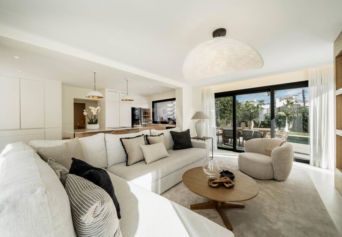 Wyrafinowana willa oferuje bezszwowe indoor- Outdoor Living i spokojny ogród