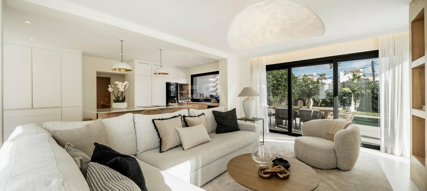 Sophisticated Villa Offering Seamless Indoor-Outdoor Living and Tranquil Garden