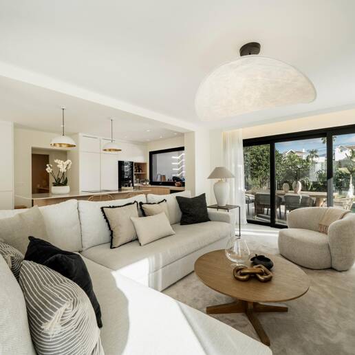 Sophisticated Villa Offering Seamless Indoor-Outdoor Living and Tranquil Garden