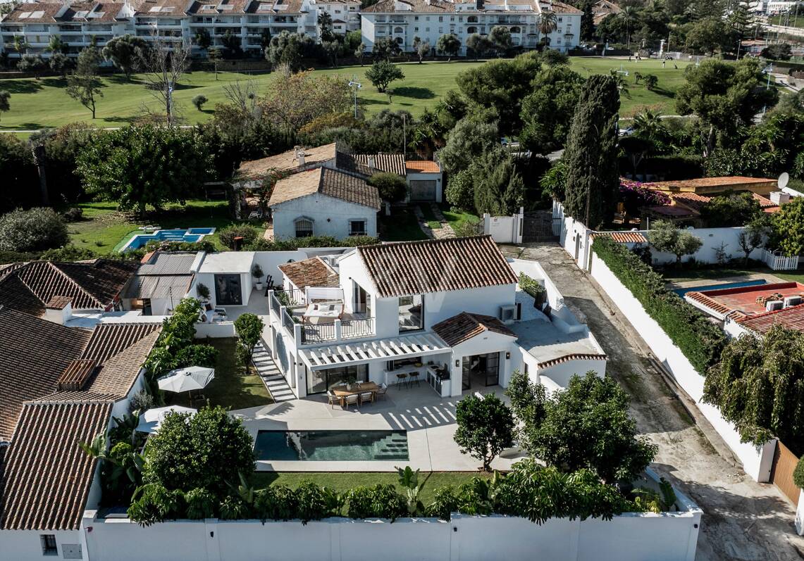 Anspruchsvolle Villa mit nahtlosem Wohngefühl innen und außen und ruhigem Garten