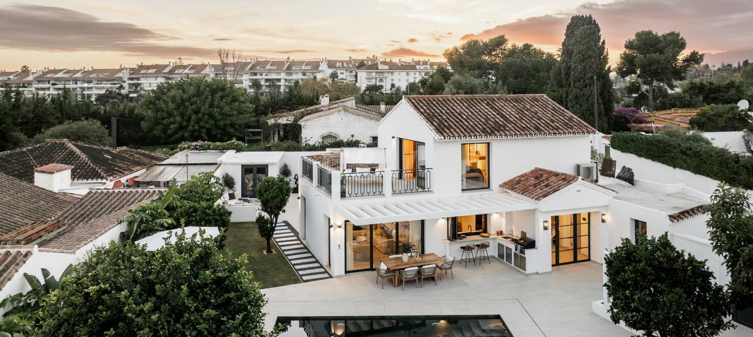 Sophisticated Villa Offering Seamless Indoor-Outdoor Living and Tranquil Garden