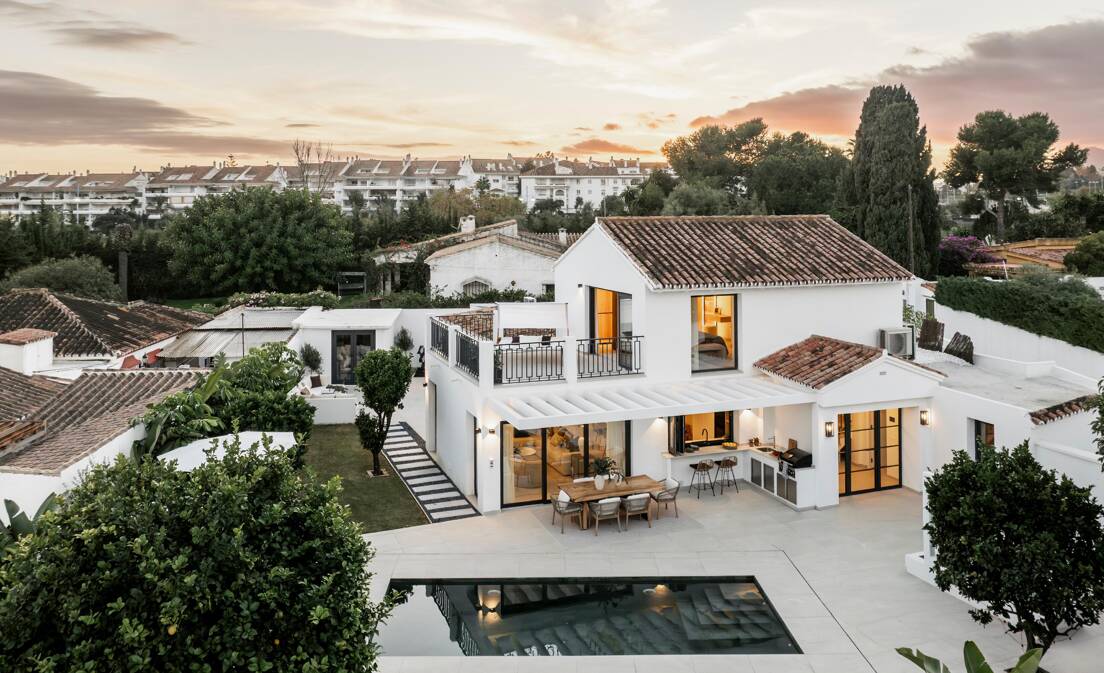 Sophisticated Villa Offering Seamless Indoor-Outdoor Living and Tranquil Garden