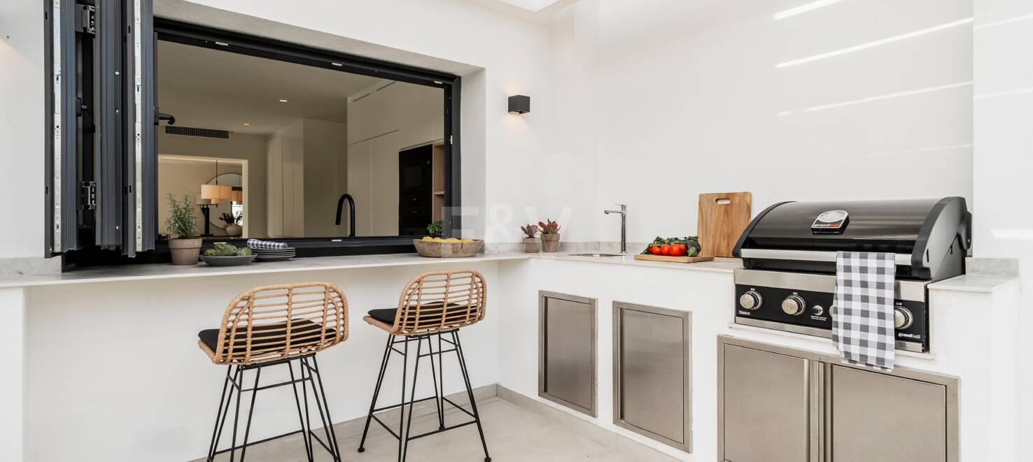 Sophisticated Villa Offering Seamless Indoor-Outdoor Living and Tranquil Garden