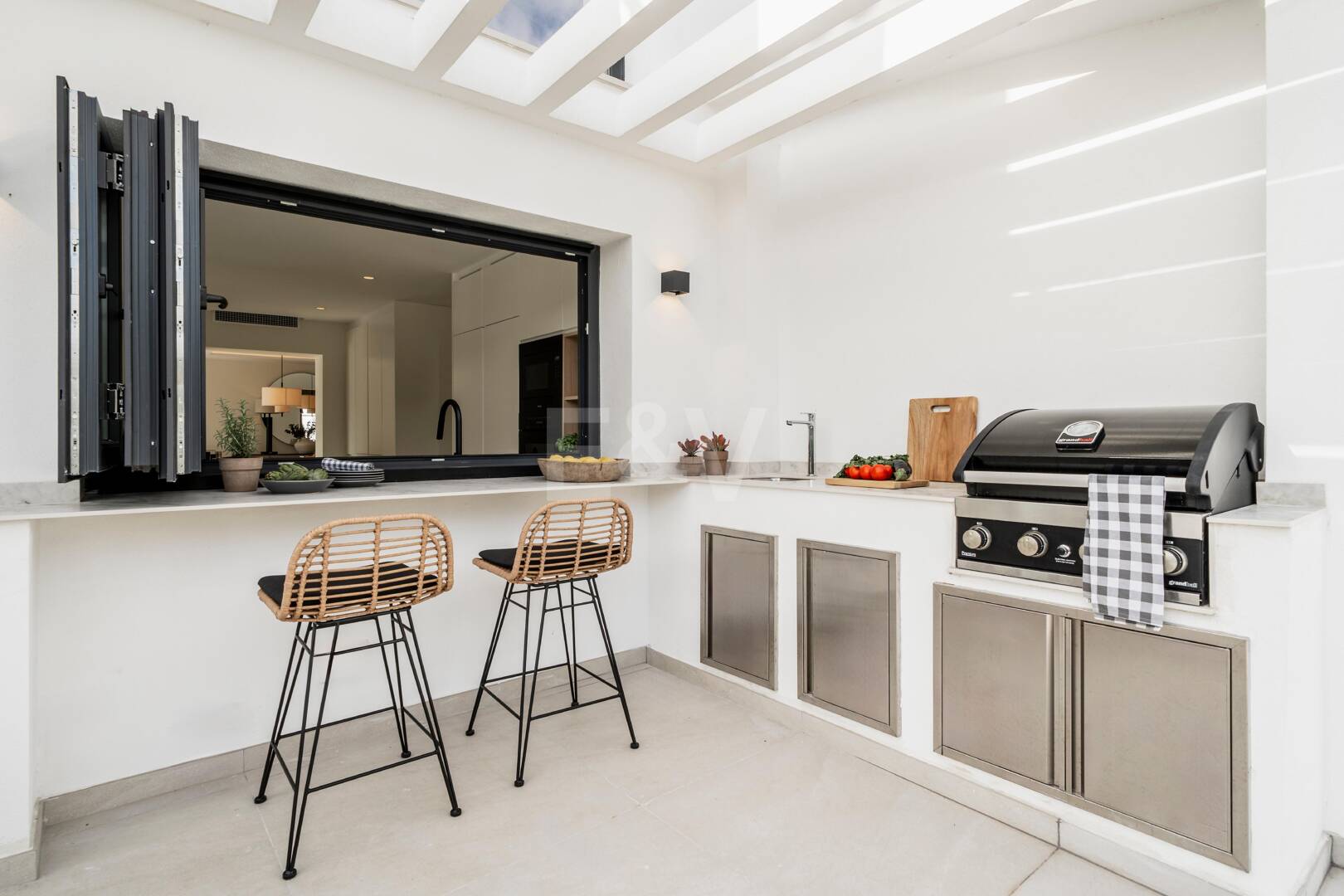 Wyrafinowana willa oferuje bezszwowe indoor- Outdoor Living i spokojny ogród