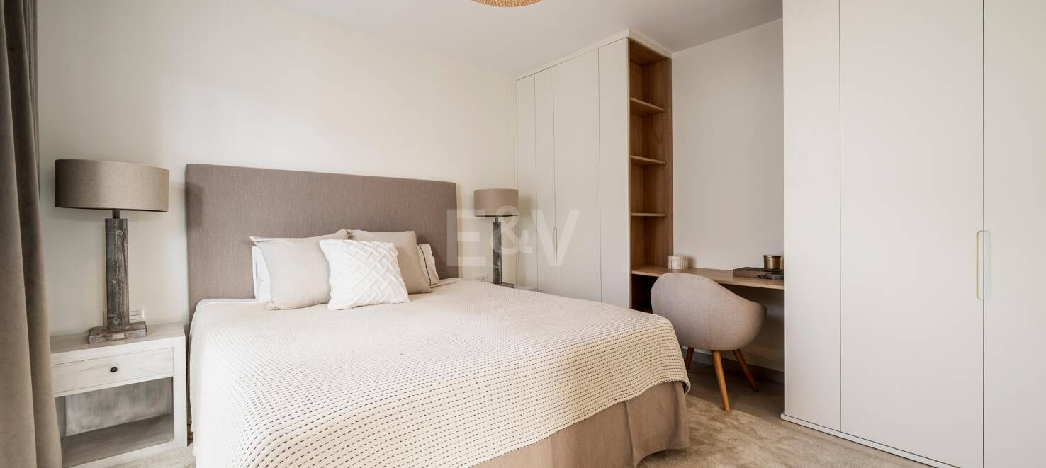 Sophisticated Villa Offering Seamless Indoor-Outdoor Living and Tranquil Garden