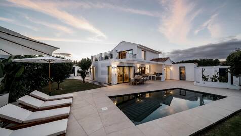 Villa sofisticada con conexión perfecta entre interior y exterior y jardín tranquilo