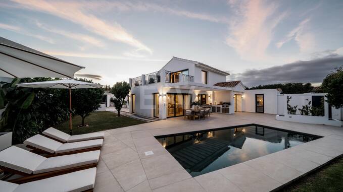 Sophisticated Villa Offering Seamless Indoor-Outdoor Living and Tranquil Garden