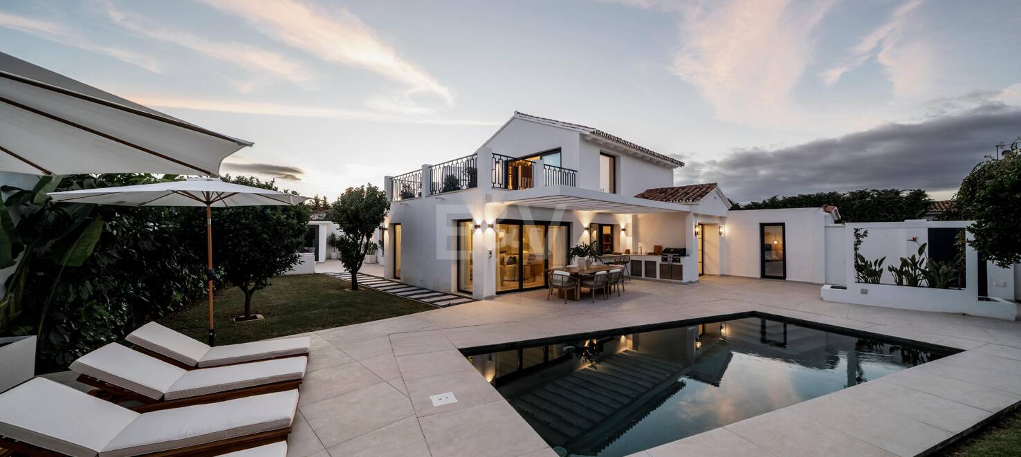Sophisticated Villa Offering Seamless Indoor-Outdoor Living and Tranquil Garden