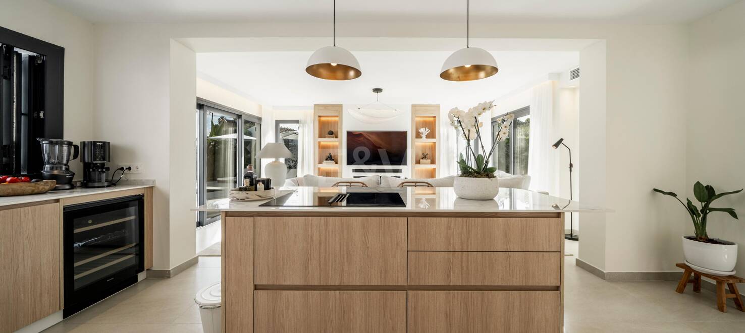 Sophisticated Villa Offering Seamless Indoor-Outdoor Living and Tranquil Garden