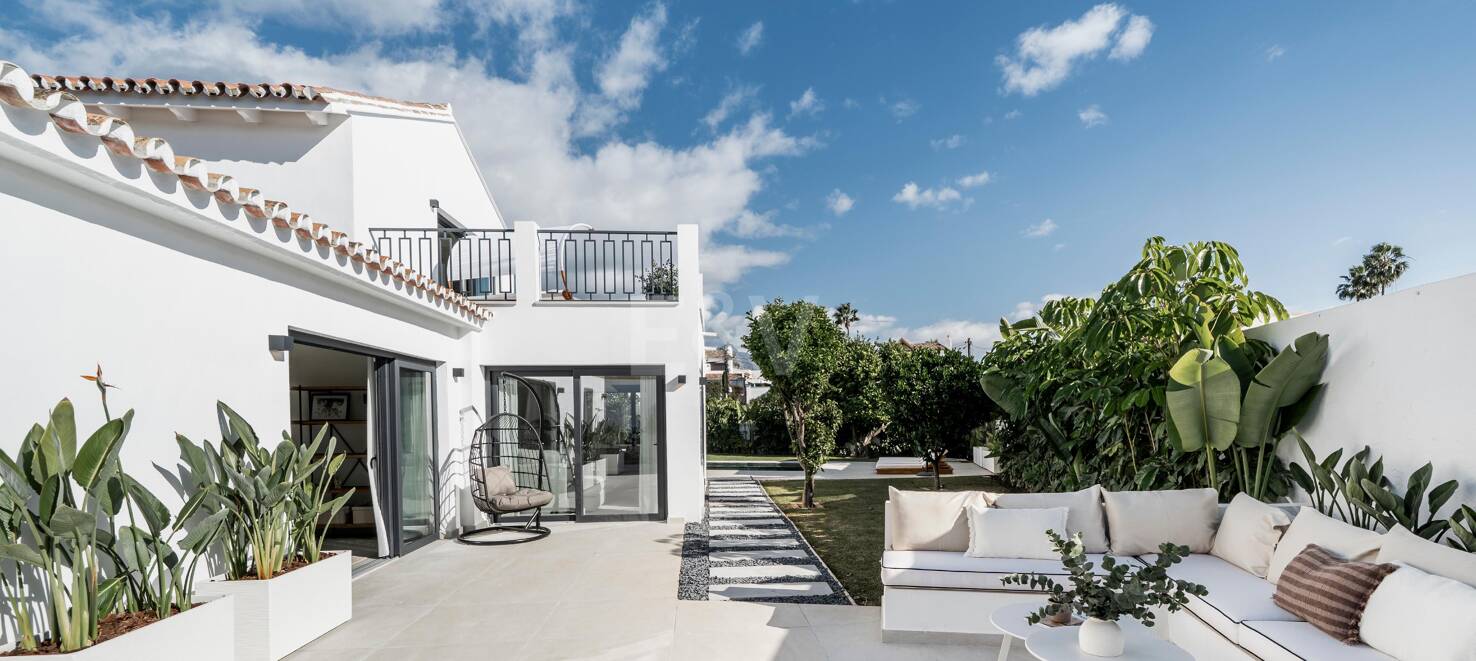 Sophisticated Villa Offering Seamless Indoor-Outdoor Living and Tranquil Garden